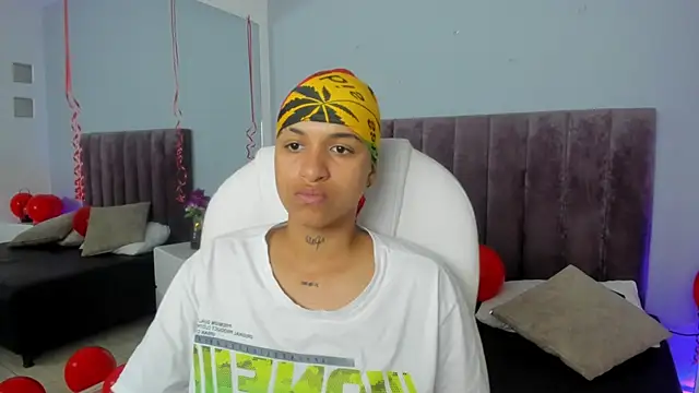 Snapshot of Dominick_jones chatting on February 15, 9:39 pm Dominick jones online show from February 15, 9:39 pm