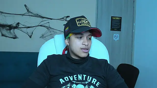 Snapshot of Dominick_jones chatting on October 18, 5:31 am Dominick jones online show from October 18, 5:31 am