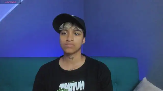 Snapshot of Dominick_jones chatting on March 4, 9:22 pm Dominick jones online show from March 4, 9:22 pm