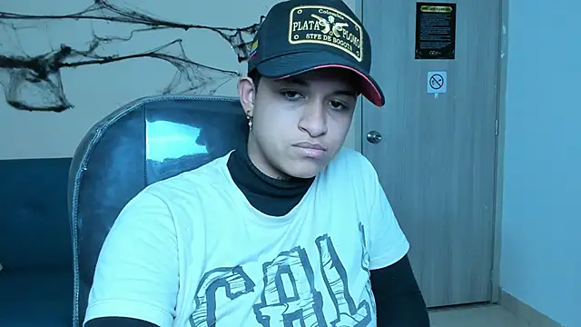 Snapshot of Dominick_jones chatting on October 21, 5:07 am Dominick jones online show from October 21, 5:07 am