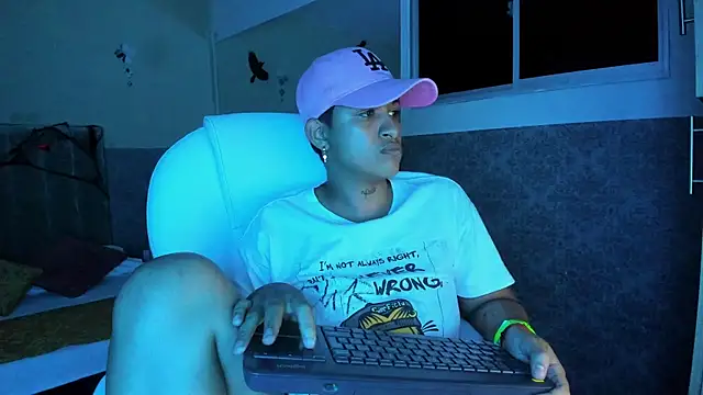 Snapshot of Dominick_jones chatting on October 14, 4:57 am Dominick jones online show from October 14, 4:57 am