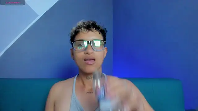 Snapshot of Dominick_jones chatting on March 17, 9:24 pm Dominick jones online show from March 17, 9:24 pm