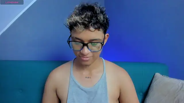 Snapshot of Dominick_jones chatting on March 17, 6:21 pm Dominick jones online show from March 17, 6:21 pm