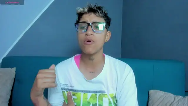 Snapshot of Dominick_jones chatting on March 14, 6:39 pm Dominick jones online show from March 14, 6:39 pm