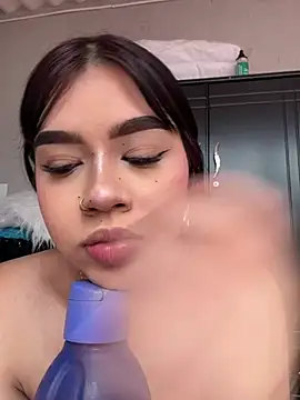 Lily Woodz online show from April 7, 7:04 pm