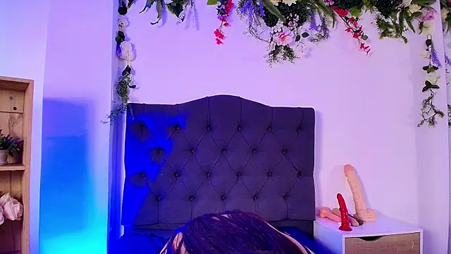Snapshot of AnikaRomanoff chatting on March 21, 6:29 pm AnikaRomanoff online show from March 21, 6:29 pm