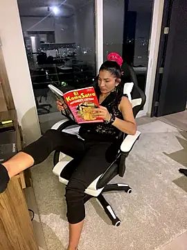 AlejandritaMilano online show from January 9, 1:01 am