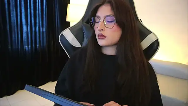 Daisha Riley online show from April 10, 1:07 pm