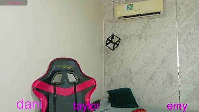 dani-lue online show from April 22, 2:13 pm