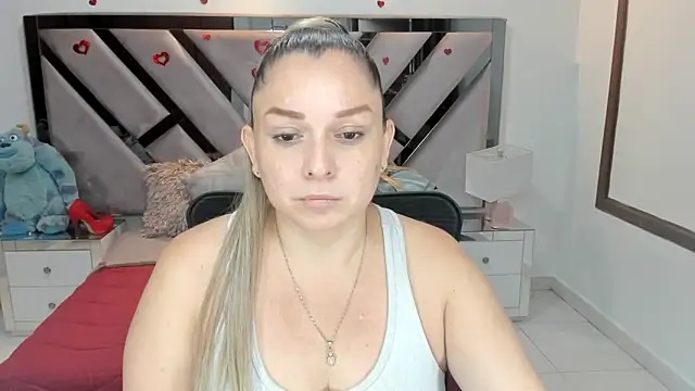 Snapshot of natalia5560 chatting on October 5, 1:46 pm natalia5560 online show from October 5, 1:46 pm