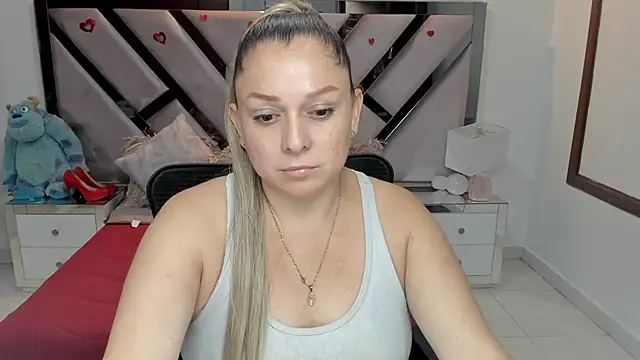 Snapshot of natalia5560 chatting on October 16, 1:08 pm natalia5560 online show from October 16, 1:08 pm