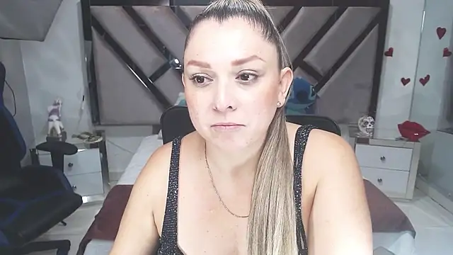 Snapshot of natalia5560 chatting on February 25, 2:37 pm natalia5560 online show from February 25, 2:37 pm