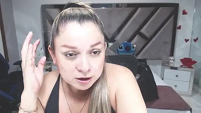 Snapshot of natalia5560 chatting on February 17, 2:06 pm natalia5560 online show from February 17, 2:06 pm