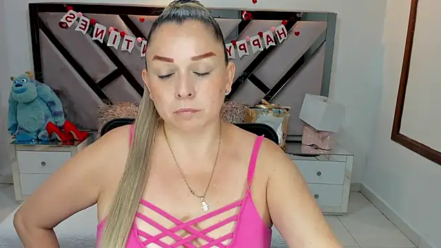 Snapshot of natalia5560 chatting on September 23, 12:01 pm natalia5560 online show from September 23, 12:01 pm