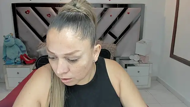 Snapshot of natalia5560 chatting on October 18, 1:57 pm natalia5560 online show from October 18, 1:57 pm