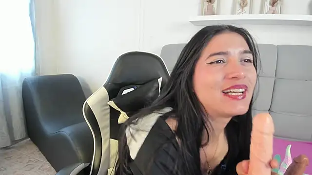 Chlooe Zoe online show from April 10, 8:05 pm