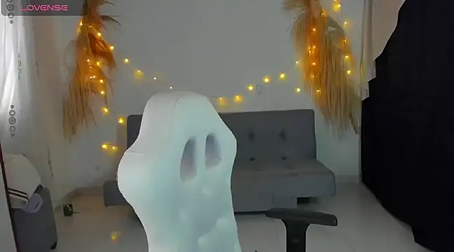 lovelypocahontas11 online show from January 25, 9:35 pm