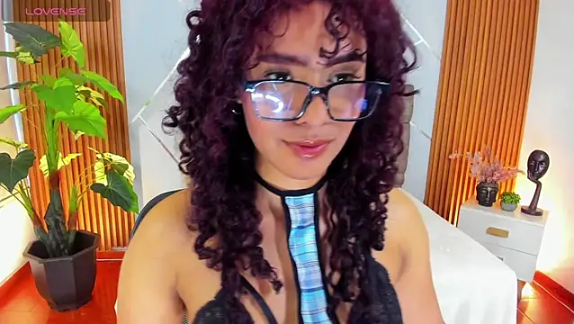 Snapshot of charlottee_white chatting on December 2, 8:43 pm charlottee white online show from December 2, 8:43 pm