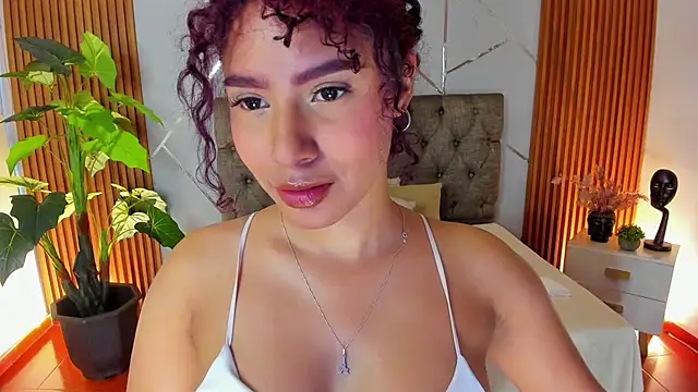 charlottee white online show from December 4, 7:57 pm