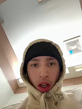 Snapshot of qbaby96 chatting on March 7, 8:02 am qbaby96 online show from March 7, 8:02 am