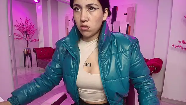 Leia queens online show from March 7, 2:34 pm