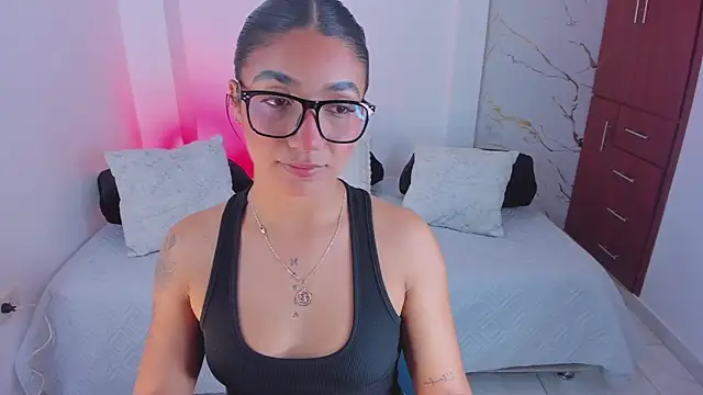 martina roldam online show from April 3, 4:08 am