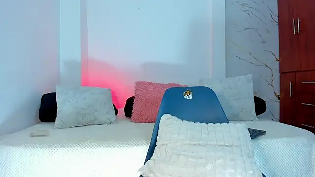 martina roldam online show from April 28, 2:27 am