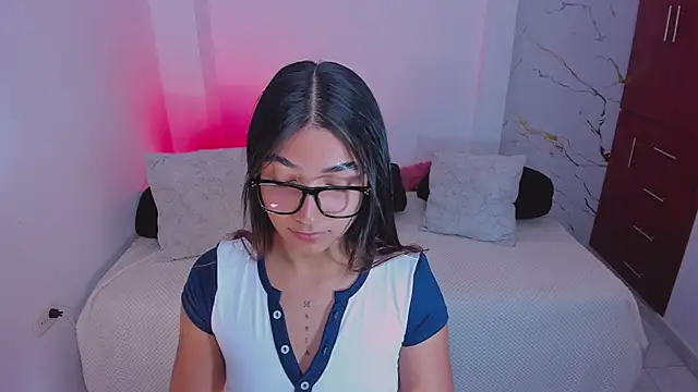 martina roldam online show from April 14, 1:21 am