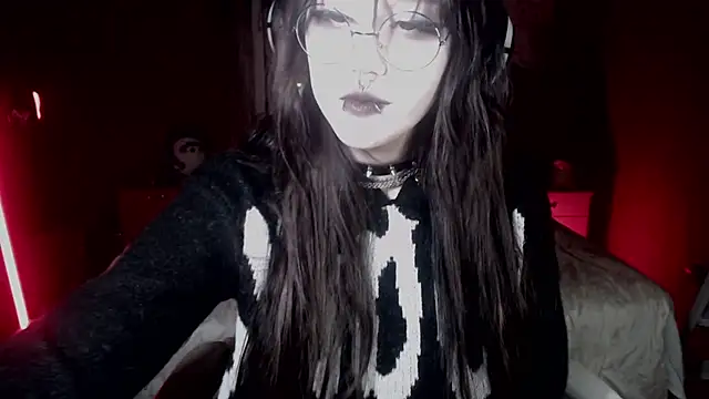 Snapshot of chloe_crystall_killer chatting on October 9, 12:06 pm chloe crystall killer online show from October 9, 12:06 pm