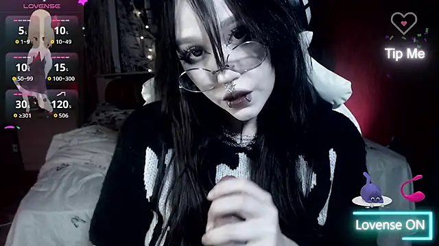 Snapshot of chloe_crystall_killer chatting on October 27, 12:33 am chloe crystall killer online show from October 27, 12:33 am