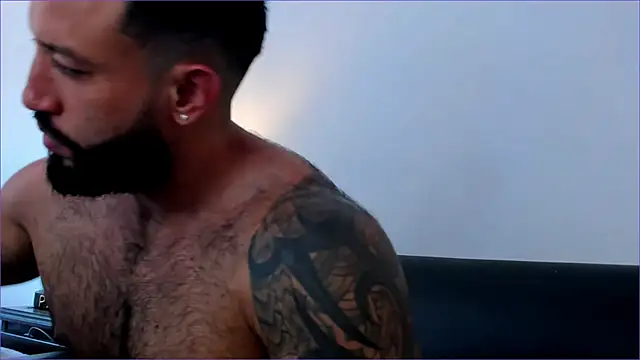 Snapshot of BradLeon_ chatting on October 16, 5:21 pm BradLeon online show from October 16, 5:21 pm