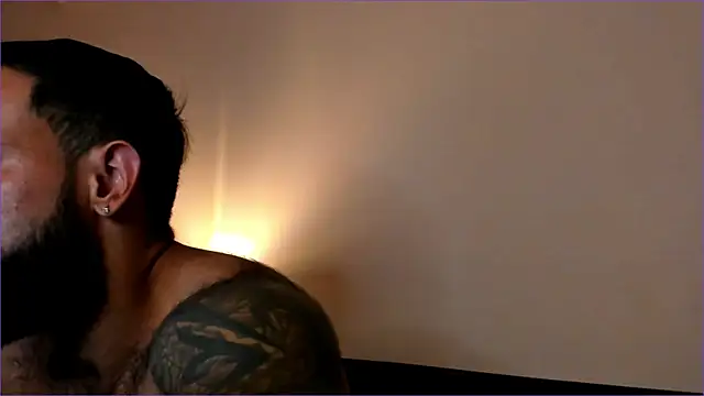 Snapshot of BradLeon_ chatting on October 6, 6:52 pm BradLeon online show from October 6, 6:52 pm