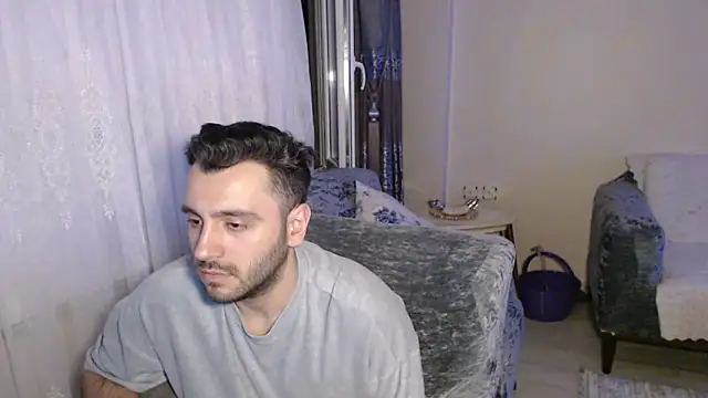 handsomeee04 online show from June 17, 10:19 pm