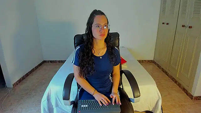 emmaTorres1 online show from February 11, 7:05 pm