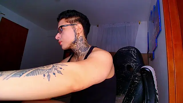 DennisWalkerr online show from October 25, 11:05 pm