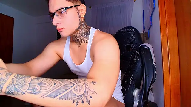 DennisWalkerr online show from October 2, 11:52 pm