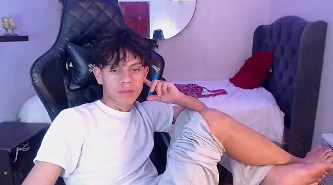 Snapshot of andy_dan18 chatting on February 26, 8:25 pm andy dan18 online show from February 26, 8:25 pm