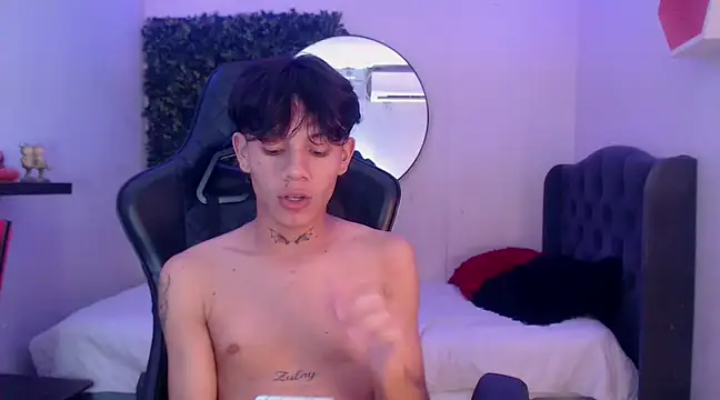 Snapshot of andy_dan18 chatting on February 25, 8:11 pm andy dan18 online show from February 25, 8:11 pm