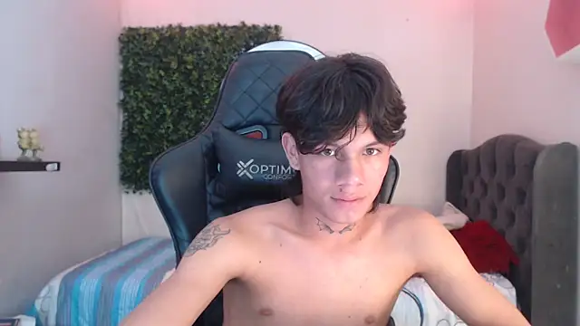 Snapshot of andy_dan18 chatting on March 18, 4:39 pm andy dan18 online show from March 18, 4:39 pm