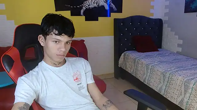 Snapshot of andy_dan18 chatting on September 20, 2:11 pm andy dan18 online show from September 20, 2:11 pm