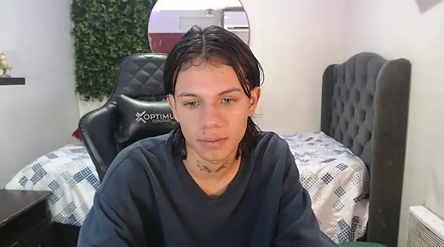 Snapshot of andy_dan18 chatting on February 2, 1:52 pm andy dan18 online show from February 2, 1:52 pm