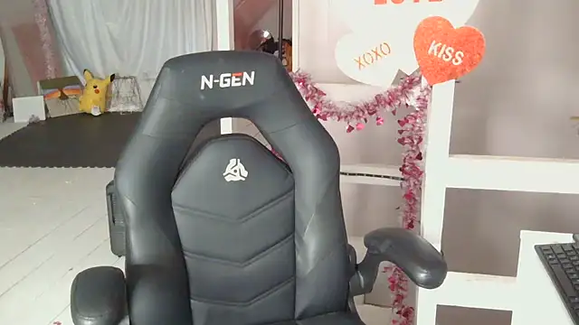 jaslenelovely online show from February 9, 1:35 pm