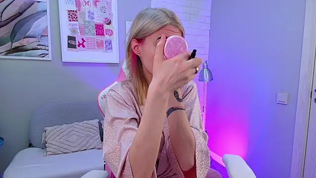 NellieLoyns online show from March 3, 5:20 pm