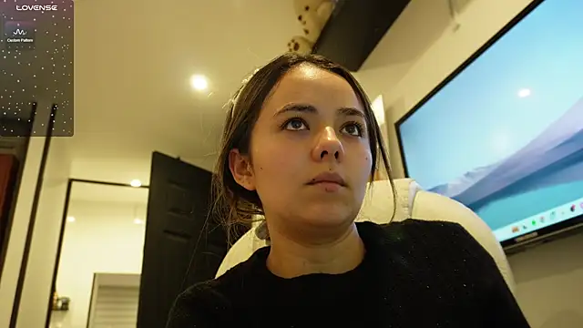 Snapshot of Hannah-Rose chatting on January 12, 2:35 am Hannah-Rose online show from January 12, 2:35 am