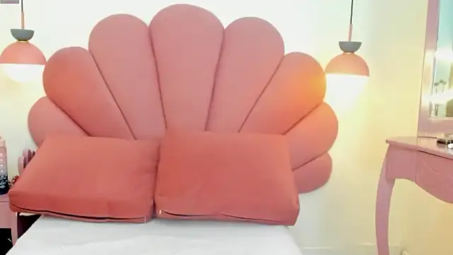 Snapshot of nairea_angels chatting on January 30, 5:19 am nairea angels online show from January 30, 5:19 am