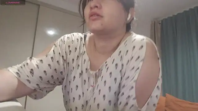 Snapshot of MommyHelpsmee chatting on November 4, 9:57 am MommyHelpsmee online show from November 4, 9:57 am