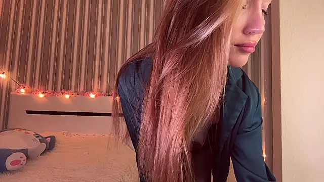 Snapshot of Awwwrora chatting on November 17, 4:00 pm Awwwrora online show from November 17, 4:00 pm