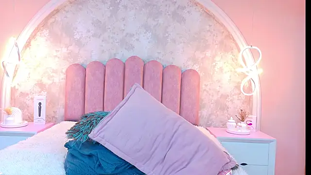 Snapshot of MiaLaurents chatting on November 22, 4:33 am MiaLaurents online show from November 22, 4:33 am