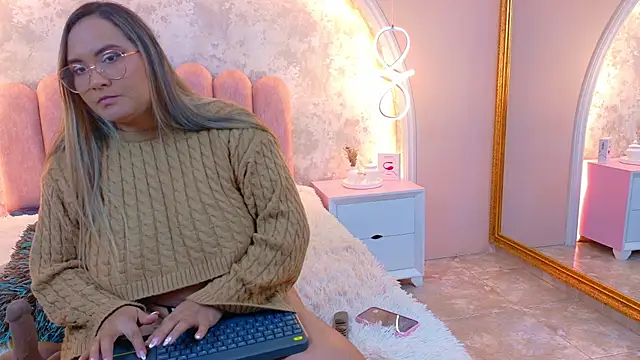 Snapshot of MiaLaurents chatting on January 15, 4:38 am MiaLaurents online show from January 15, 4:38 am