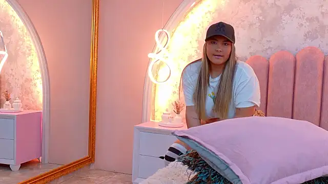 MiaLaurents online show from March 21, 10:57 pm